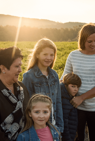 Famille devant paysage