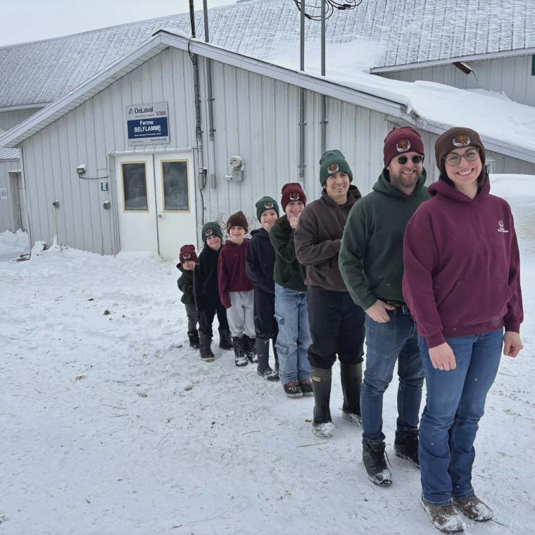 Emmanuelle et Simon, accompagnés d’un employé de la ferme, Orvil, et de leurs cinq enfants. 