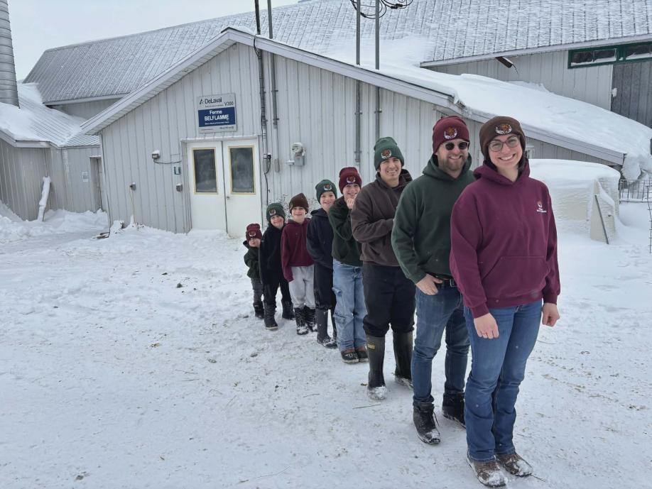 Emmanuelle et Simon, accompagnés d’un employé de la ferme, Orvil, et de leurs cinq enfants. 