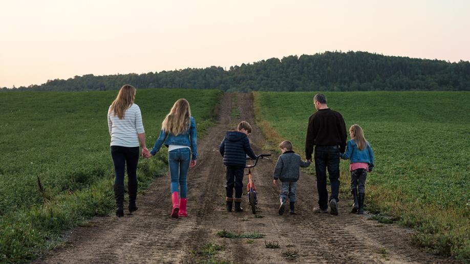 Famille qui marche vers l'horizon