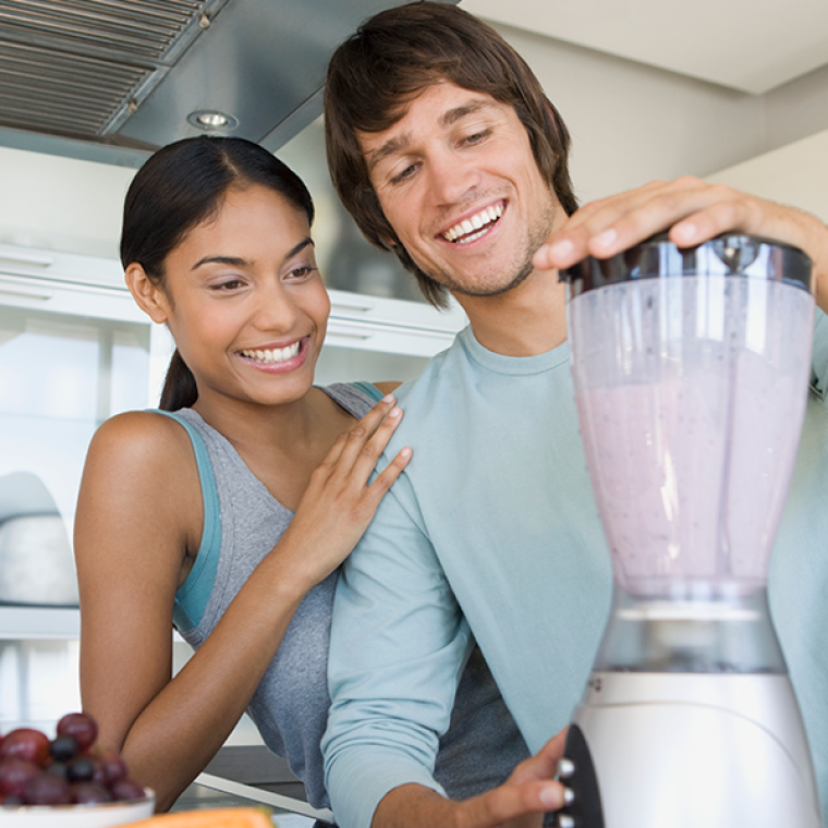 couple_making_smoothie-97559946