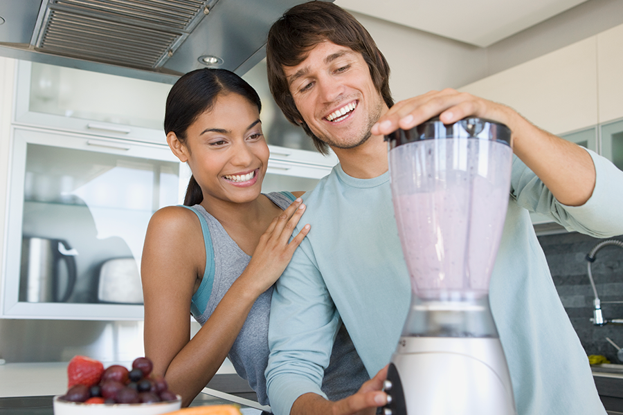 couple_making_smoothie-97559946